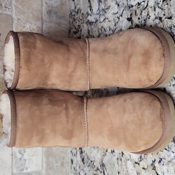 UGG Women's Classic Ankle Boots Size 7 - Picture 3 of 15